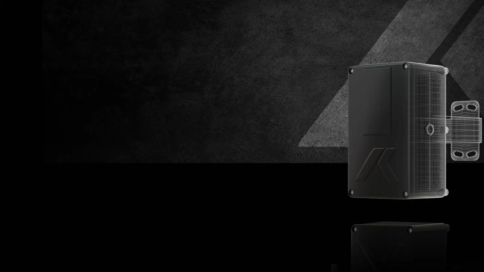 Una toma oscura y angulada de un elegante dispositivo electrónico negro con una sutil marca en la parte frontal. Se encuentra en posición vertical sobre una superficie negra reflectante, con un fondo negro y gris texturizado con formas geométricas.