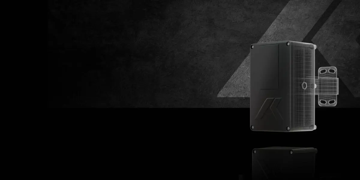 Un dispositivo elegante, rectangular y de color negro con un patrón de cuadrícula y una marca sutil se destaca sobre un fondo oscuro y texturizado con acentos de luz geométricos.