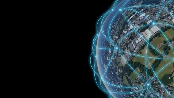 Una vista parcial de la Tierra a la derecha, superpuesta con líneas y nodos de red de color azul brillante, que simbolizan la conectividad digital global. La parte izquierda de la imagen tiene un fondo negro liso.