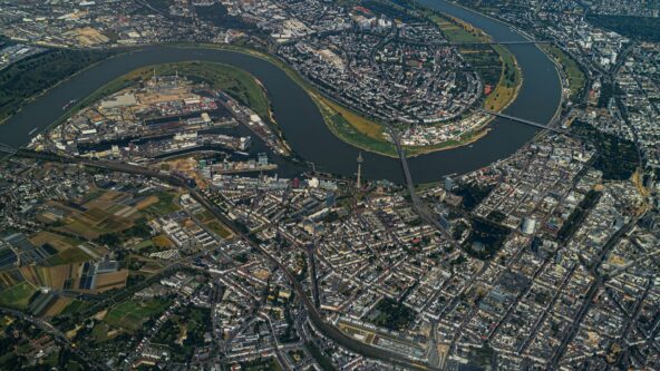 Foto aérea de Düsseldorf, Alemania, donde fluye el río Rin | pc Dominik Luckmann
