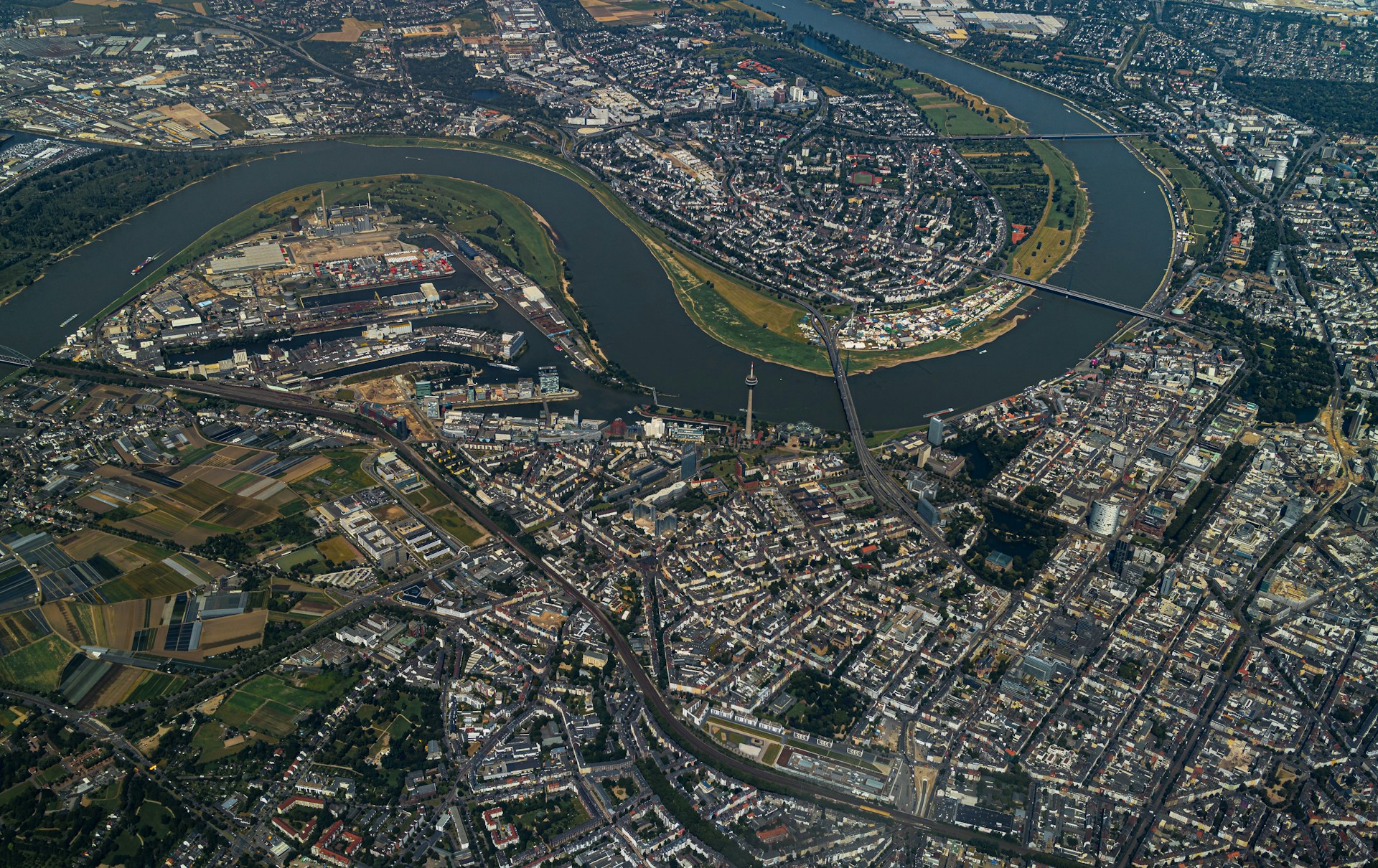 Foto aérea de Düsseldorf, Alemania, donde fluye el río Rin | pc Dominik Luckmann