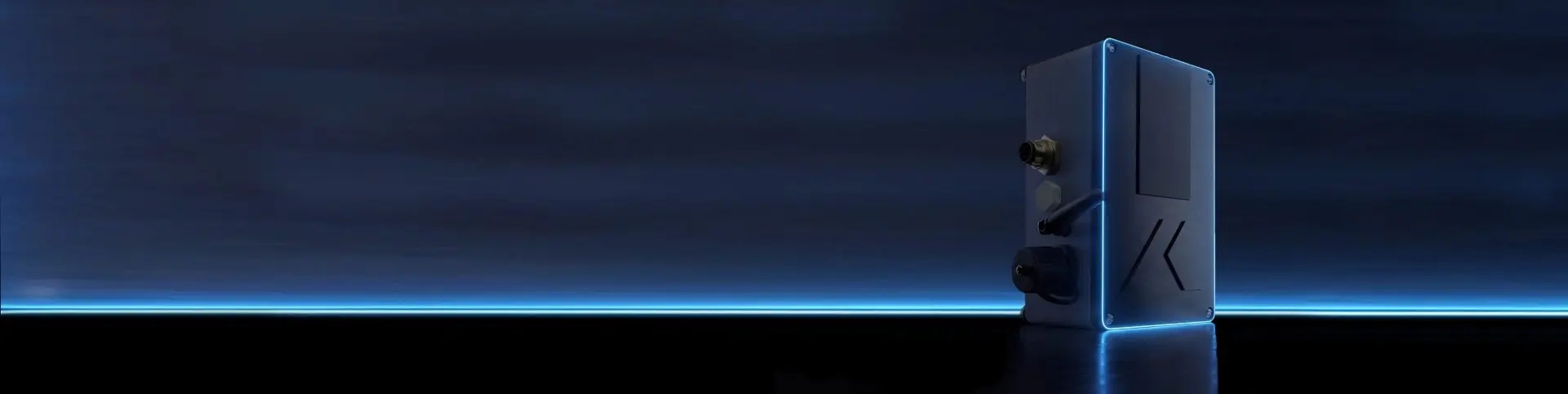 Un dispositivo alto y rectangular con iluminación de acento azul se alza erguido sobre una superficie negra brillante sobre un fondo oscuro y futurista con un tenue resplandor azul en el horizonte.